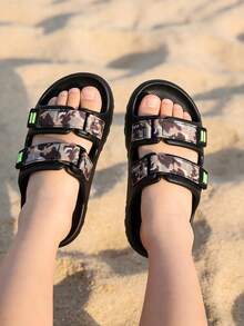 1 đôi dép xăng đan cho bé trai màu đen, đế cao su nhẹ, thiết kế hai quai, quai họa tiết rằn ri nâu, khóa trang trí màu xanh lá cây/trắng huỳnh quang, đế hở chống trượt, kiểu dáng thể thao thường ngày, thích hợp cho mùa hè 2026, sử dụng trong nhà, ngoài trời và các hoạt động thể thao nhẹ. - màu nâu - Xem 5