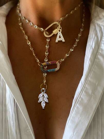 STYLEVER 1st guldfärgat pärlhalsband med bokstäver, strass-hänge i silverblad och kedja i rostfritt stål, lämpligt för arbete, vardag, fest, bankett, bal och andra tillfällen. Detta är ett unikt och lyxigt halsband för kvinnor.