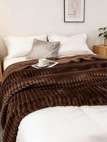 Deze ultrazachte, gestreepte, dubbelzijdige deken van melkwit fleece is perfect voor thuis, op kantoor of voor een dutje. Geschikt voor op de bank, in bed, op kantoor en op reis. Deze zachte, warme en comfortabele gestreepte deken is met de hand of in de machine te wassen, geschikt voor alle seizoenen en een geweldig cadeau voor Valentijnsdag of Nieuwjaar.