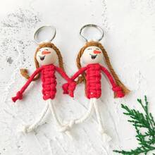 Breloc manual cu omuleț de chibrit din mărgele de lemn țesute - adorabil pandantiv pentru geantă și ornament pentru brad de Crăciun - decor perfect pentru sărbători - roșu - Vizualizare 5