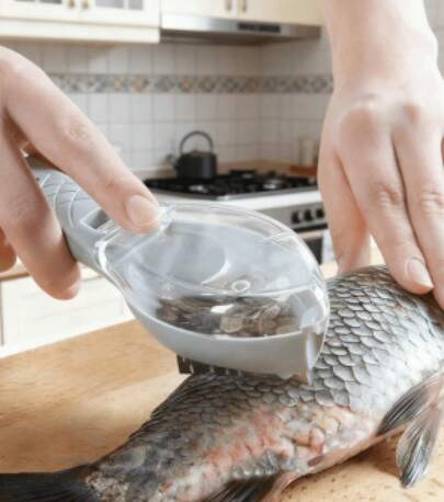 Manual Fish Scaler With Transparent Lid And Integrated Scale Collector Professional Kitchen Tool For Cleaning Fish Without Messing Up The Bar Durable Plastic Scale Remover With Ergonomic Handle And Creative Design For Seafood Preparation In Mexico Ideal For Mojarra Tilapia And Huachinango Modern Kitchen Gadget That Prevents Scales From Flying Everywhere Efficient Cleaner For The Mexican Home Export Quality Durable And Easy To Wash Under The Faucet Essential Accessory For Fresh Fish Lovers Cutting-Edge 2026 Tool For A Clean And Tidy Kitchen Without Scale Splashes On Clothes Or Sink High-Density Food Preparation Tool That Does Not Damage The Fish Skin Essential Seafood Cleaning Kit For The Kitchen Homes That Seek Speed.