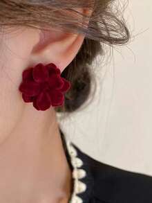 一对优雅的天鹅绒山茶花耳钉，精致甜美，适合少女日常佩戴，也适合新年、情人节等节日佩戴。 - 花朵 - 查看 4