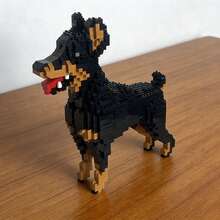 1542片杜宾犬主题迷你积木：3D立体拼装玩具，造型可爱，表情逼真。套装包含威风凛凛的杜宾犬、洁白的牛头梗、活泼可爱的鹦鹉和萌萌的猫头鹰，多种造型可供选择。是宠物爱好者的理想之选，能够激发思维，培养多元兴趣。可作为房间桌面摆件、生日礼物和节日纪念品。 - 彩色 - 查看 2