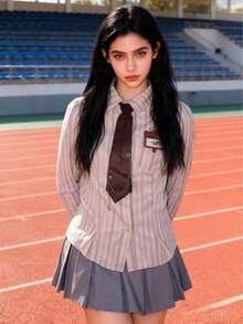 一套复古条纹印花女学生JK制服套装，卡其色长袖衬衫，灰色百褶裙（带系带），三件套，适合秋季毕业季、啦啦队、舞蹈表演、舞台服装。 - 彩色 - 查看 8