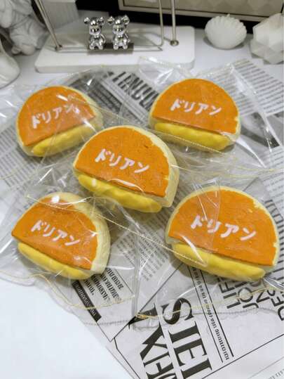 1个逼真榴莲奶油夹心饼干，柔软慢回弹，逼真榴莲奶油夹心饼干，食品道具，逼真食品模型，柔软蓬松的逼真食品，可挤压道具，适用于家庭厨房、派对装饰、摄影道具、礼物、生日派对、毕业典礼