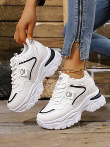 1双黑色条纹装饰白色皮革女士休闲运动鞋，厚底厚底厚底运动鞋，隐藏式坡跟鞋垫，适合日常、度假、约会等场合，闪亮简约经典款，鞋跟高7.5厘米 - 白黑 - 查看 2