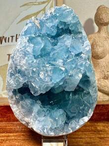 1 Stück Boho-Stil Celestit Cluster (natürliche Risse im Bergkristall, kein Schaden), einzigartiges blaues Mineralexemplar, Kristallgeode, geeignet für Heim- und Bürodekoration - Blau-Weiß - Übersicht 21