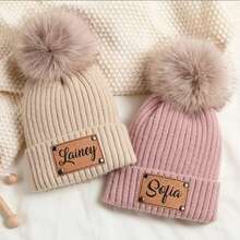 1 Stück klassischer einfarbiger Pompon-Strickhut, anpassbarer Familien-Strickhut, minimalistischer Stil Lederfleck, Lasergravur Name zeigt personalisiert, personalisierter Strickhut, Geschenk für Freundin/Ehemann, Jahrestags-Geschenk, Paar Pompon-Strickhut, warmer Begleiter für Herbst/Winter, geeignet für den täglichen Pendlerverkehr, warm und einzigartig, geeignet für Herbst/Winter Pendlerverkehr, Hinzufügen eines modischen Akzents, geeignet für Treffen mit Freunden, Kombination von Wärme und Dekoration, retro-dekorativer Strickhut, geeignet für retro-thematische Partys - Verschiedenfarbig - Übersicht 4