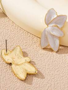 1对时尚简约合金珐琅花朵耳钉 - 象牙色 - 查看 2
