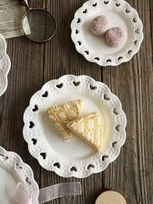 1pc/2pcs European Style Embossed Heart Shaped Plate, Pure White Hollow Heart Shaped Dinner Plate, Ceramic Dessert Plate For Home Use, Cake Display Plate