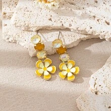 一对复古珐琅五瓣层叠花朵及闪亮立方氧化锆吊坠耳环，手工制作，适合女性日常、休闲或派对佩戴，亦可作为礼物赠送。形状、颜色和花朵图案位置可能略有不同。 - 檸檬黃 - 查看 3