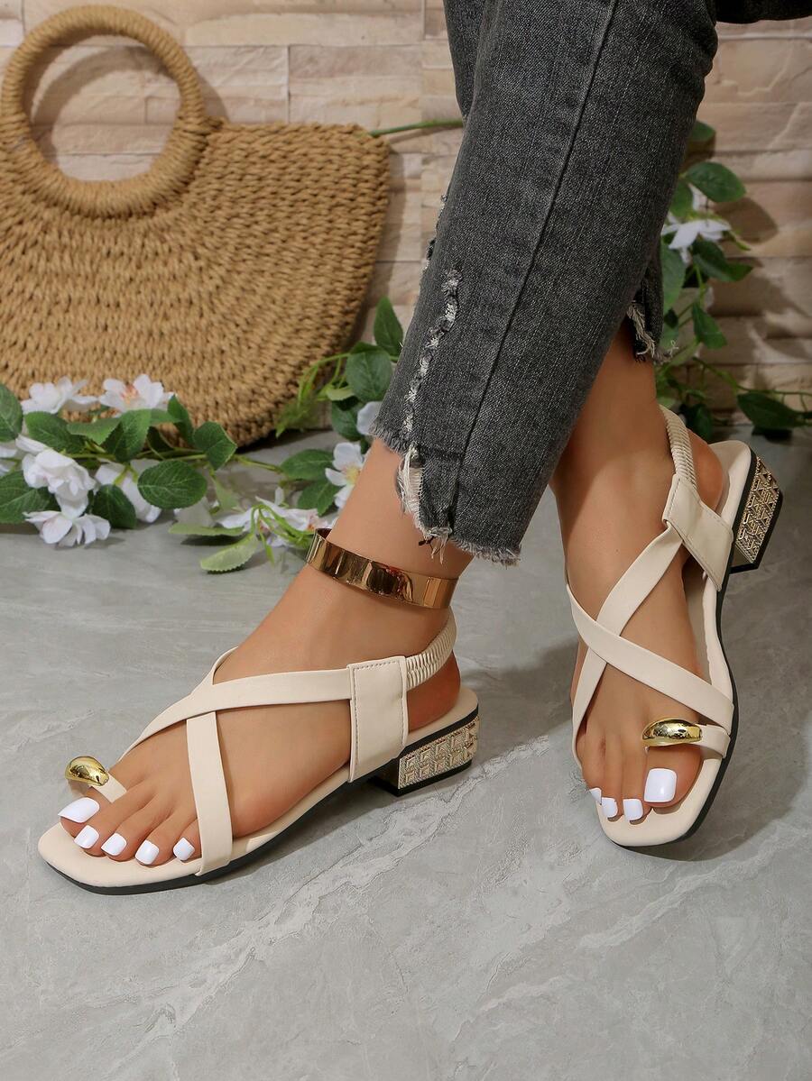 白色女士高跟人字拖凉鞋，2026新款罗马风格凉鞋，女士户外夏季多功能沙滩单趾带高跟凉鞋，新款交叉绑带金属扣高跟人字拖凉鞋