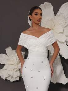 Đầm ôm sát hở vai đính cườm thủ công, gợi cảm và vừa vặn, phù hợp cho các buổi họp mặt gia đình, tiệc tùng, tiệc chiêu đãi và các dịp trang trọng. Màu trắng, thích hợp cho tiệc cưới mùa xuân. - trắng - Xem 5