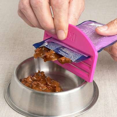 PETSIN Bộ dụng cụ ép thức ăn cho mèo tiện dụng này bao gồm 1 hoặc 2 dụng cụ ép, có thể ép thức ăn cho mèo ra khỏi túi đóng gói một cách hiệu quả. Nó giúp tối đa hóa việc lấy hết thức ăn còn lại để tránh lãng phí. Dụng cụ ép này rất thiết thực cho những người nuôi mèo coi trọng sự sạch sẽ và tiện lợi khi sử dụng. Nó đặc biệt phù hợp với túi đựng thức ăn cho mèo, dễ dàng vệ sinh và luôn giữ gìn vệ sinh. Việc in ấn cũng rất đơn giản và nhanh chóng mà không cần bất kỳ giá đỡ nào.