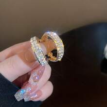Pair Of Fashionable Hoop Earrings With High-End Feel, Versatile And Unique Earrings, Gold Full Diamond Wide Version Ear Clips, Light Luxury Sparkling Diamond High-End Earrings, Suitable For Daily Life, Banquets/Parties, Weddings, Travel, Vacations, Music Festivals, Beaches, Celebrating Festivals And Other Occasions, Perfect Valentine's Day Gift, Gift Earrings - 金黃色 - 查看 3