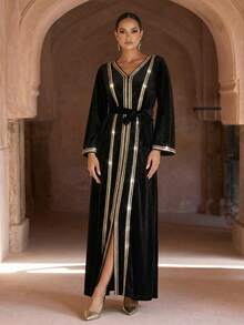 优雅黑色丝绒V领长袖连衣裙，配腰带，端庄得体，阿拉伯风格女装 - 黑色 - 查看 4