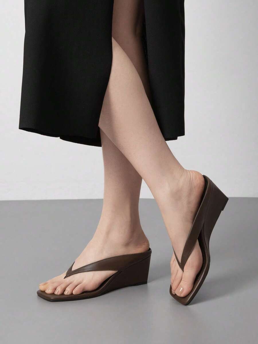 Athlefit Women's Low Wedge Sandals Square Toe Flip Flops Dressy Thong Heels Open Toe Summer Beach Sandals - 棕色 - 查看 1