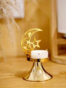 一套星月雕花烛台。烛台采用金属材质，饰以新月、五角星和交织花卉雕刻图案。其风格融合了星月主题和复古雕刻纹样。 - 彩色 - 查看 4