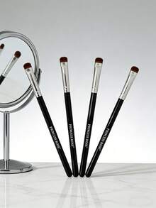 Princess Rose's New 4-Piece Set Of Eyelid Brushes For Flattening The Head, Reaching Down To The Lower Part Of The Eyelid To Enhance The Details Of The Eyes. It Is A Brush For Applying Eye Shadow, A Precise Tool For Enhancing Eye Highlights, And A Powerful Tool For Creating Full And Prominent Eyelids As Well As Clear Eye Sockets. - Black - View 1