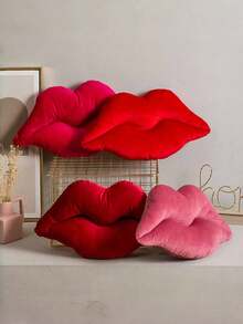嘴唇造型抱枕，仿兔毛材质，柔软可爱，情人节必备。这款嘴唇造型装饰抱枕非常适合装饰情人节沙发、卧室、客厅等家居空间，是送给爱人的情人节礼物。也可用作椅子垫、座椅垫、游戏椅垫、办公椅垫、汽车座椅垫等。 - 玫紅色 - 查看 6