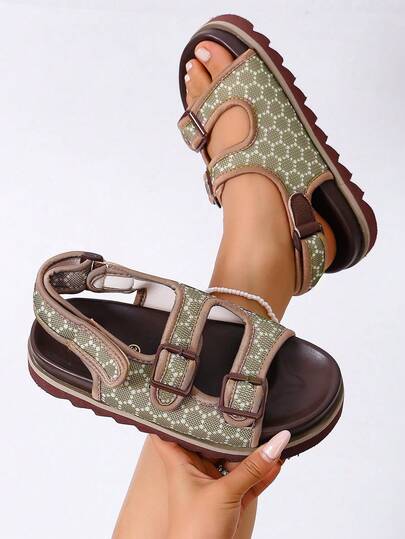 Sandal nữ đế dày mới năm 2026, kiểu Maillard màu nâu, hở mũi, chất liệu vải, sandal thể thao ngoài trời nhẹ, có khóa cài, size nhỏ hơn một size.
