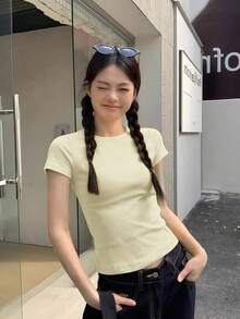 杏色常规肩部短袖T恤，女士夏季款，圆领，修身剪裁，时尚美式风格，百搭露脐休闲上衣 - 杏仁色 - 查看 2