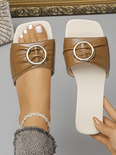 1 Pair Simple Solid Color Metal Buckle Pleated Square Toe Low Heel Women Flat Sandals, Fashionable Strap Open Toe Brown Ladies Casual Slippers For Indoor And Outdoor Wear, Summer