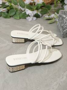 白色花卉人字拖高跟凉鞋，新款交叉花卉人字拖两穿式高跟白色凉鞋，时尚夏季两穿式白色交叉花卉人字拖高跟凉鞋