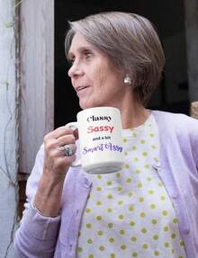 Taza de café Classy Sassy Assy - Divertido regalo de Navidad de 15 onzas de cerámica para mamá, hermana, abuela. 1 pieza de taza de café de cerámica de 11 onzas con un diseño personalizado. Es un regalo novedoso y adecuado tanto para hombres como par - Blanco - Ver 1