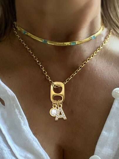 Detta halsband med bokstäver i guld har ett kapselformat hänge och vita diamanter, med en kedja i rostfritt stål. Det är lämpligt att bära på jobbet, i vardagen, på fester, banketter och galor. Detta är ett unikt och lyxigt halsband för kvinnor.