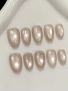 10片装短款杏仁形手工美甲贴片，适合派对和日常佩戴。“Smoothie”闪粉玻璃珠追光猫眼简约短款杏仁形美甲贴片，易于佩戴。10片装Y2K手工美甲贴片，适合女孩和女士在节日派对和日常美甲时佩戴。 - 香檳色 - 查看 9