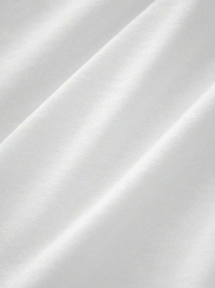 Texto de estilo romántico que refleja unión y complicidad con la palabra La Madrina en tipografía elegante transmitiendo un mensaje de cariño ideal para parejas que desean expresar su vínculo especial camiseta de hombre 100% algodón 220g - Blanco - Añade 4