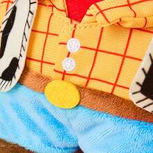 Miniso 1 Stück Disney Mini Plüschpuppe Woody, aus Kurzflor-Material, Cowboy-Outfit Details, Mini Größe, geeignet für Tischplatte/Tragen, Cartoon Plüschpuppe - Verschiedenfarbig - Übersicht 4