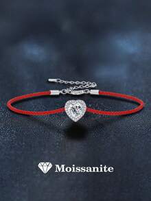 1条优雅的925纯银1克拉莫桑石心形手链，适合日常佩戴、通勤、派对、度假、生日、情人节、母亲节、结婚纪念日、圣诞节等场合，是馈赠女士的理想珠宝礼物。