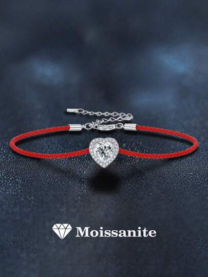 1条优雅的925纯银1克拉莫桑石心形手链，适合日常佩戴、通勤、派对、度假、生日、情人节、母亲节、结婚纪念日、圣诞节等场合，是馈赠女士的理想珠宝礼物。