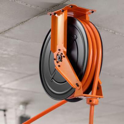 Bobina de manguera de aire retráctil, 3/4 pulgadas x 50 pies de manguera de aire de PVC Max 300PSI, Bobina de mangueras de compresor de aire de rebobinado automático con plomo de 5 pies, montaje en techo / pared doble brazo de acero pesado
