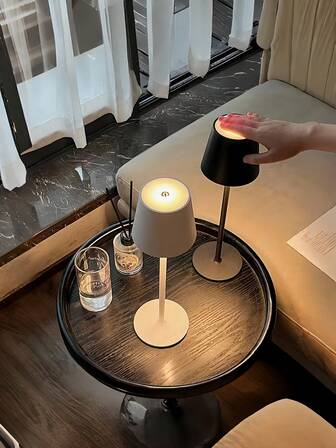 1个可充电LED台灯，3种照明模式，亮度可调，独立式铝制黑色灯体，USB充电，附带电源线，1800mAh锂聚合物电池，适用于卧室、客厅和餐厅。