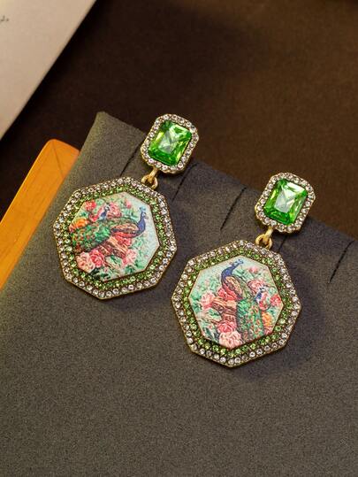 一对复古绿色水钻镶嵌几何多边形孔雀图案时尚优雅耳环，适合女性日常佩戴、舞会、宴会、节日等场合，也可作为送给母亲的礼物。