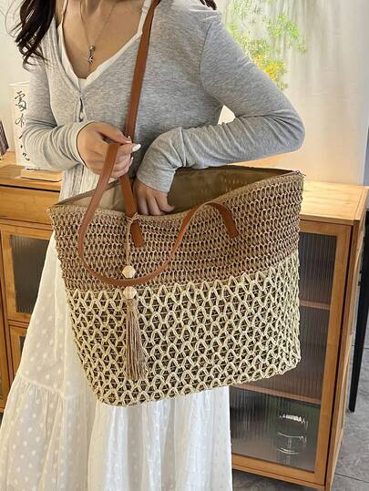 1 st. trendig, avslappnad semesterväska i stråstil, stor axelväska i kontrastfärg för kvinnor, ihålig vävd design med tofsdekor, lätt, vikbar med dubbla handtag, vävd strandväska för kvinnor, lämplig för semester, daglig pendling, shopping med vänner, matchar bra med moderiktiga outfits.