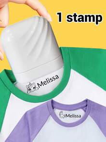 LICVIC 一款定制姓名印章，防水，适用于服装。这款姓名印章可个性化定制，用于服装上，可用作手写签名印章或个性化服装印章。这是一款DIY定制卡通自来墨姓名印章，适合商务用途，是理想的文具礼品。防水、小巧、可重复使用、可爱、色彩丰富、可定制、个性化且独一无二，是送给男士、女士、家人和朋友的理想礼物。 - 風格A - 查看 9