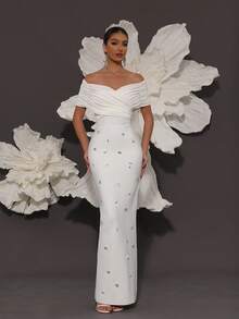 Đầm ôm sát hở vai đính cườm thủ công, gợi cảm và vừa vặn, phù hợp cho các buổi họp mặt gia đình, tiệc tùng, tiệc chiêu đãi và các dịp trang trọng. Màu trắng, thích hợp cho tiệc cưới mùa xuân. - trắng - Xem 8