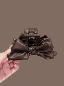 1个韩式蝴蝶结真皮大号发夹，风格柔软奢华，鲨鱼造型，搭配高端真皮蝴蝶结，时尚简约，可作为头饰，适合日常佩戴、派对、秋冬季节、婚礼、新娘发饰、女士发夹、情人节礼物、生日礼物、教师节礼物、闺蜜礼物。女士爪夹优雅发夹