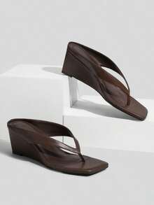 Athlefit Women's Low Wedge Sandals Square Toe Flip Flops Dressy Thong Heels Open Toe Summer Beach Sandals - 棕色 - 查看 4