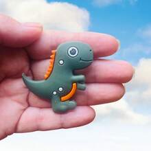 Pin Decorativo Infantil Dino – Enfeite para Calçados com Furos de Encaixe – Aplique Emborrachado - Verde Oliva - Visão 4