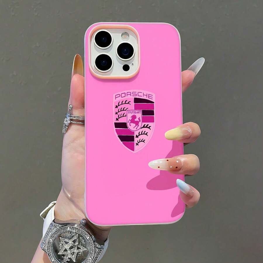 Funda para teléfono con diseño de escudo de  en tonos rosa. Compatible con fundas para teléfonos ,  17,  16 Pro Max,  15 Pro Max,  13 y  12. Fabricada en TPU, ofrece protección contra golpes y caídas. Un regalo ideal para amantes de los autos, amigos y familiares. - Rosa - Ver 1