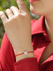 1条优雅的925纯银1克拉莫桑石心形手链，适合日常佩戴、通勤、派对、度假、生日、情人节、母亲节、结婚纪念日、圣诞节等场合，是馈赠女士的理想珠宝礼物。