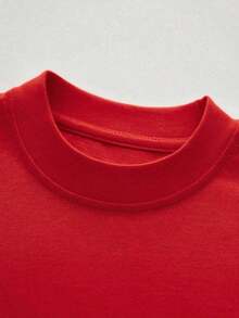 Abeja sonriente que vuela formando corazones simbolizando el amor creciente entre la pareja y la alegría de esperar juntos un nuevo comienzo lleno de ternura y unión camiseta de hombre pareja 100% algodón 220g - Rojo - Ver 3