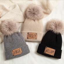 1 Stück klassischer einfarbiger Pompon-Strickhut, anpassbarer Familien-Strickhut, minimalistischer Stil Lederfleck, Lasergravur Name zeigt personalisiert, personalisierter Strickhut, Geschenk für Freundin/Ehemann, Jahrestags-Geschenk, Paar Pompon-Strickhut, warmer Begleiter für Herbst/Winter, geeignet für den täglichen Pendlerverkehr, warm und einzigartig, geeignet für Herbst/Winter Pendlerverkehr, Hinzufügen eines modischen Akzents, geeignet für Treffen mit Freunden, Kombination von Wärme und Dekoration, retro-dekorativer Strickhut, geeignet für retro-thematische Partys - Verschiedenfarbig - Übersicht 3