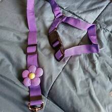 1条紫色花朵装饰宠物牵引绳，车载宠物牵引绳，带扣设计，防止狗狗在车内乱跑，高强度拉力，确保宠物出行安全并提供冲击保护