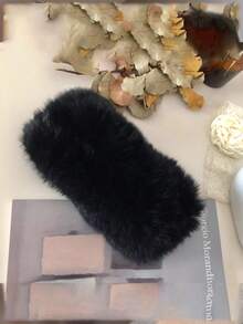 1件新款秋冬绗缝兔毛发箍，蓬松镂空顶部皮革草帽，复古宽檐保暖毛绒头巾